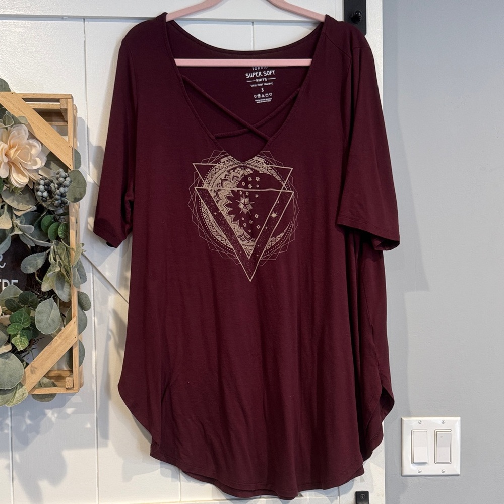 torrid Burgundy Crisscross V-Neck Graphic Short Sleeve Tunic
